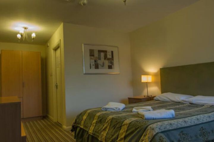 Room 6 of 28