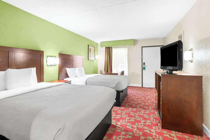 1 Queen Bed (1 of 7)