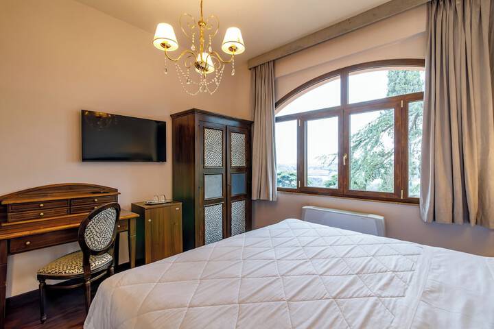 Room 53 of 185