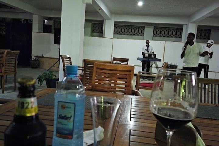 Lounge 27 of 36