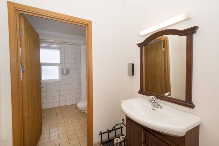 Room 42 of 103