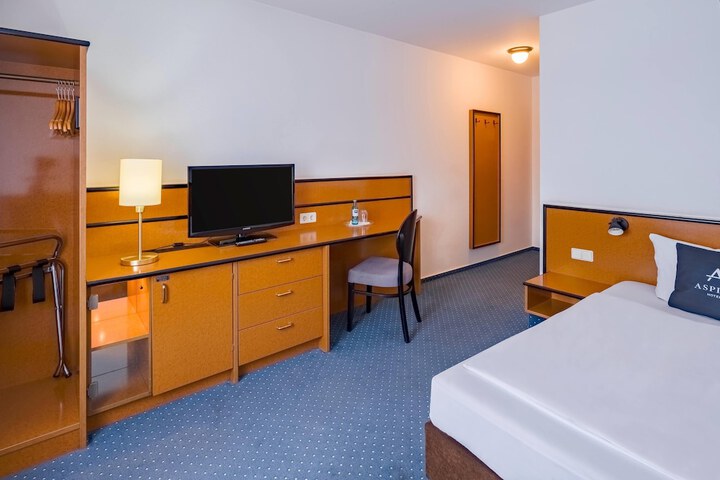 Room 11 of 30