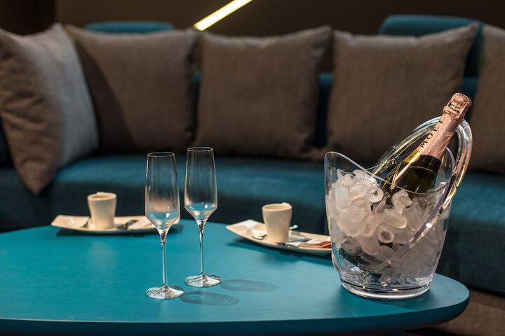 Lounge 143 of 166