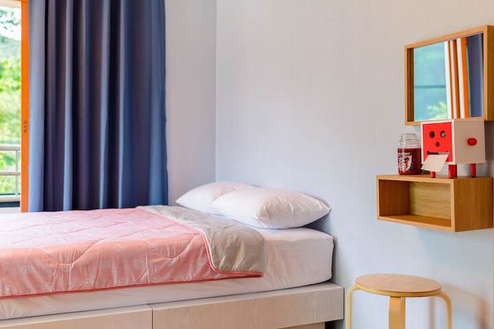 Room 5 of 102