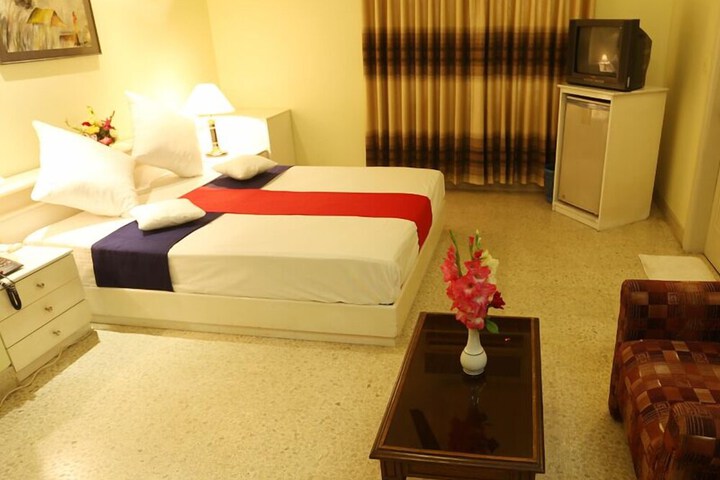 Room 13 of 32