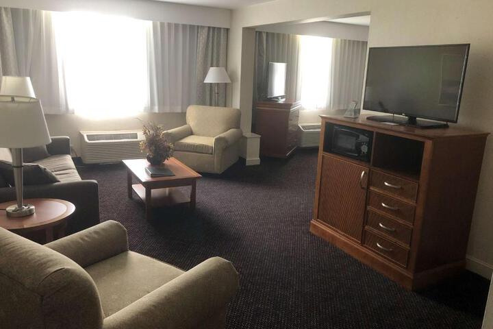 1 King Bed Microwave and Refrigerator WiFi Full Breakfast (5 of 15)