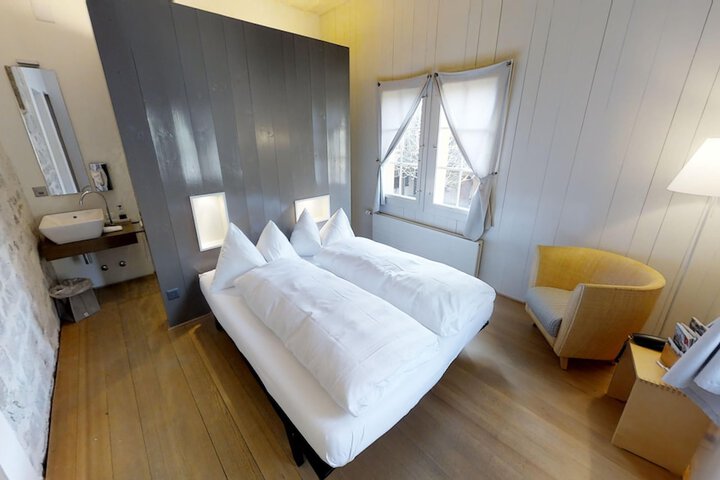Room 11 of 27