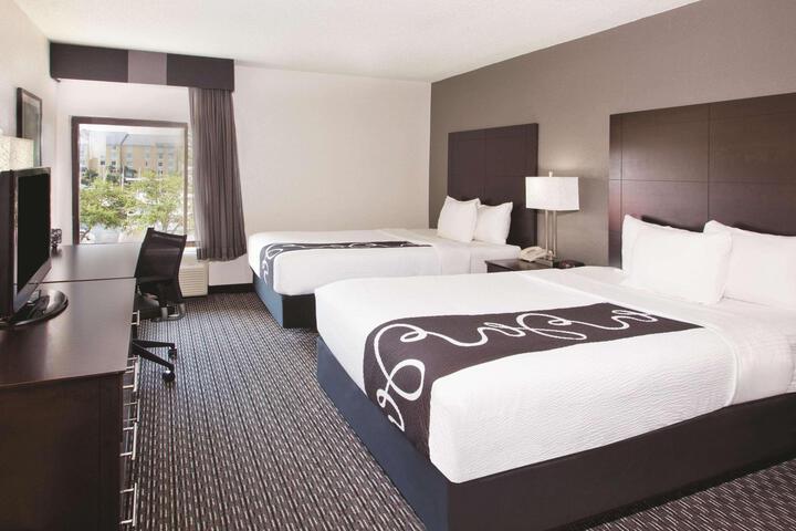 2 Double Beds (4 of 8)