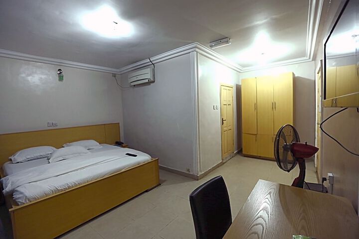 Room 5 of 17