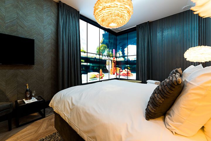 Room 17 of 65