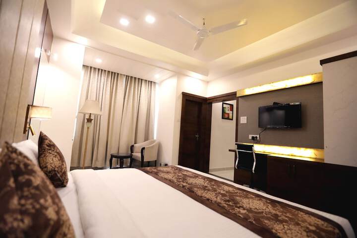 Room 9 of 28