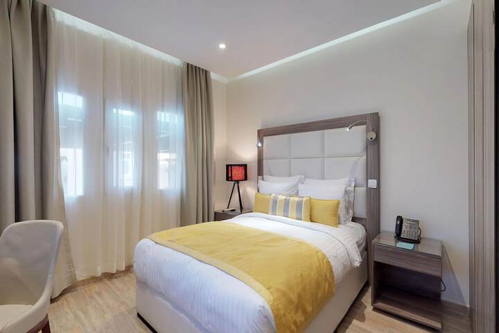 Room 30 of 182