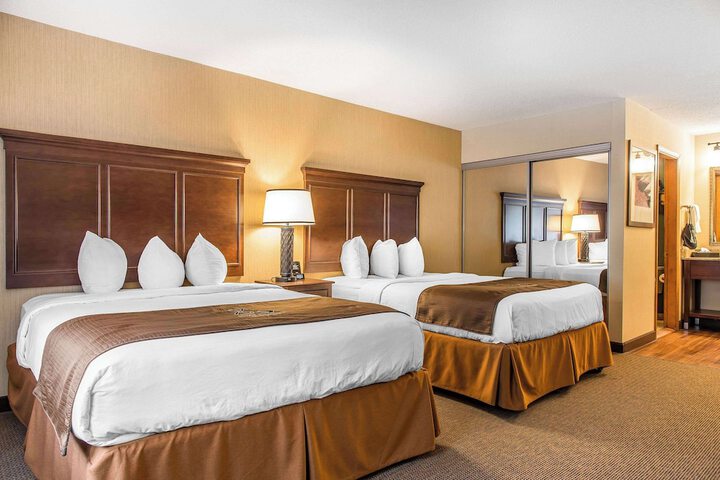 2 Queen Beds (13 of 15)