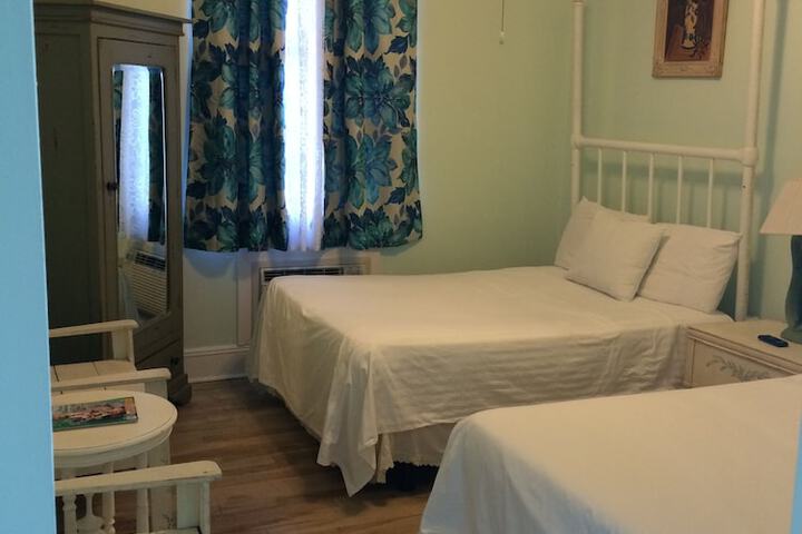 Room 7 of 102
