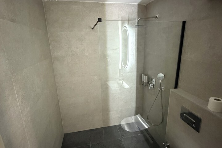 Room 162 of 222