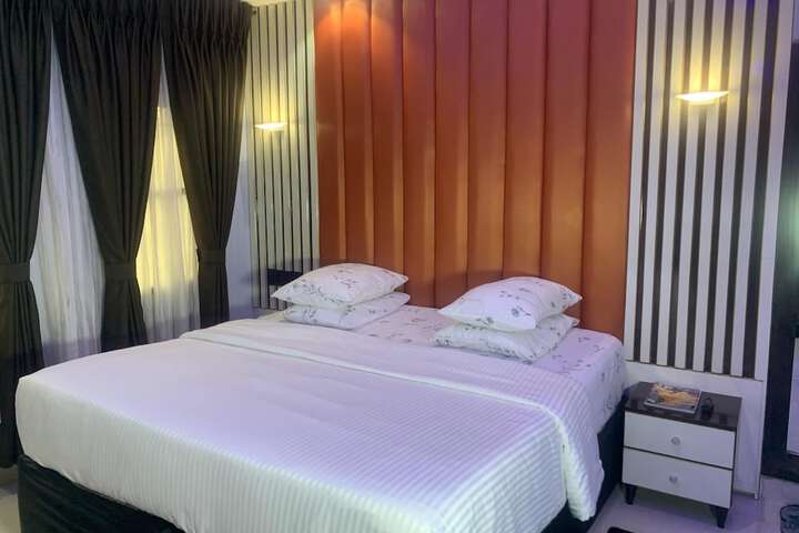 Room 6 of 10