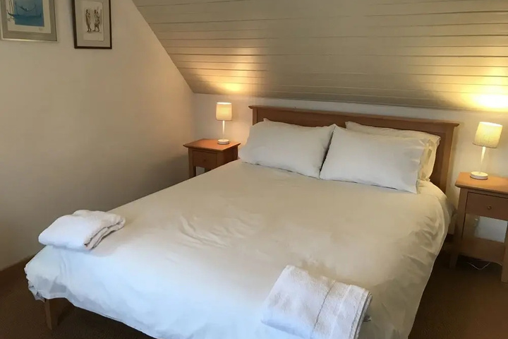 Room 5 of 11