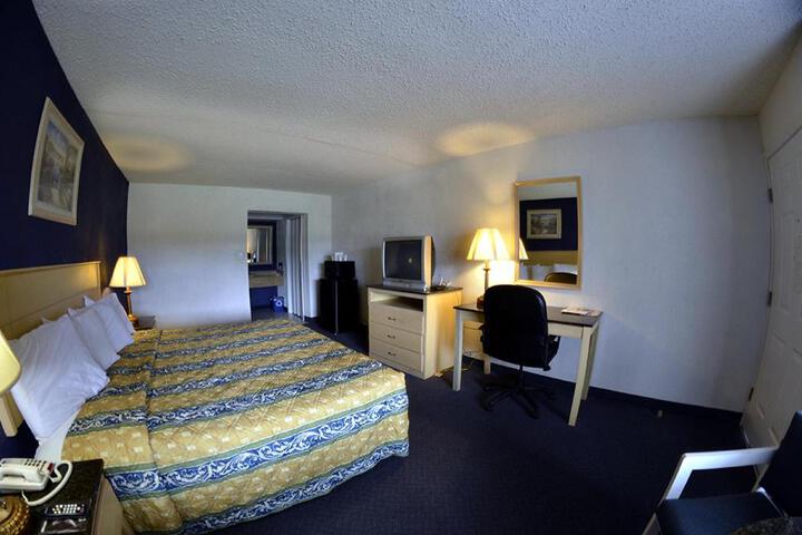 1 King Bed (5 of 8)