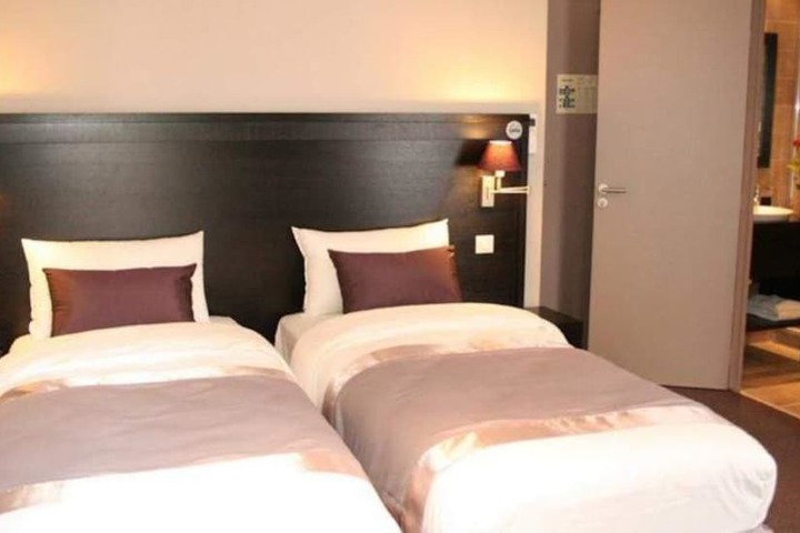 Room 7 of 32