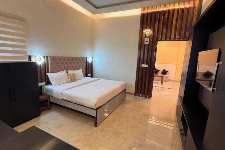 Room 4 of 11
