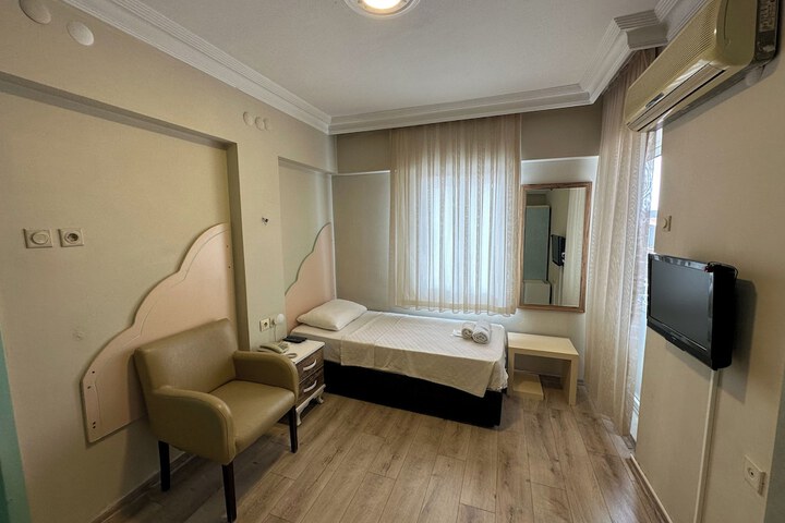 Room 32 of 102