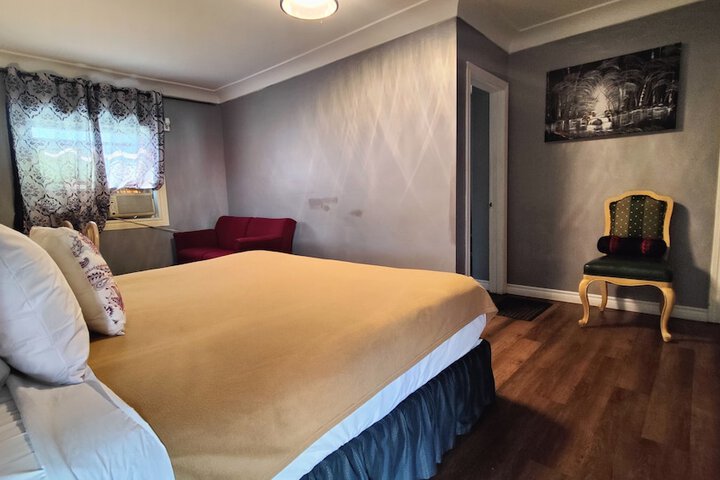 1 King Bed (4 of 4)