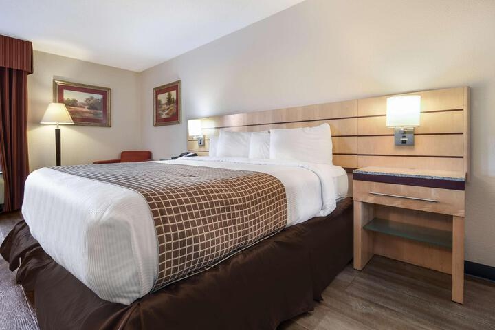 1 King Bed Microwave and Refrigerator Work Desk WiFi Full Breakfast (5 of 12)