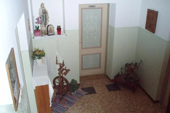 Room 9 of 12