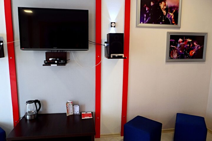 Room 6 of 101