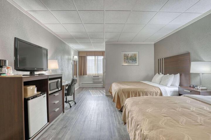 2 Queen Beds (3 of 18)