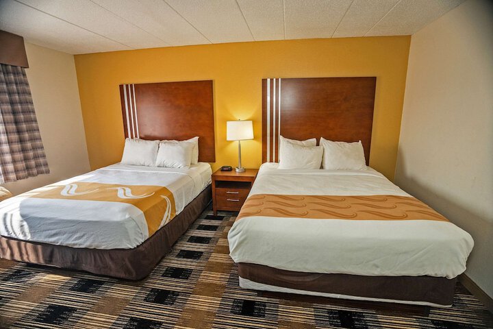 1 Queen Bed (12 of 13)