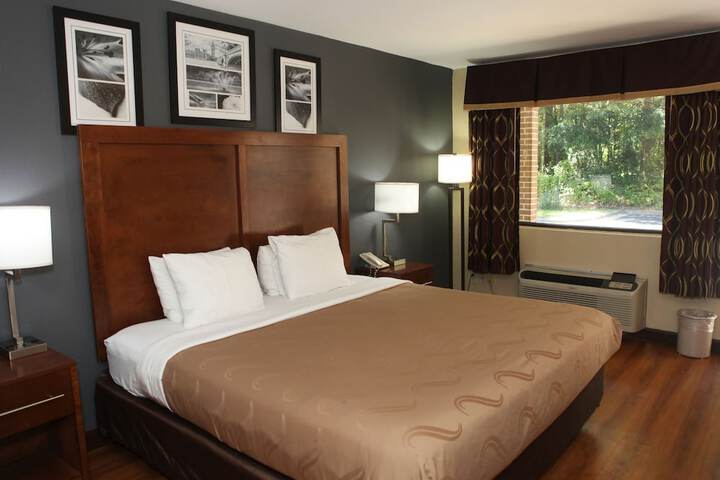 1 King Bed (2 of 11)
