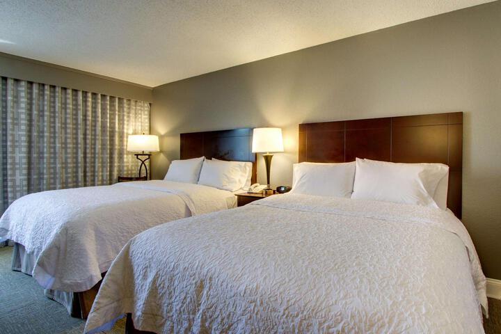 2 Queen Beds (4 of 6)