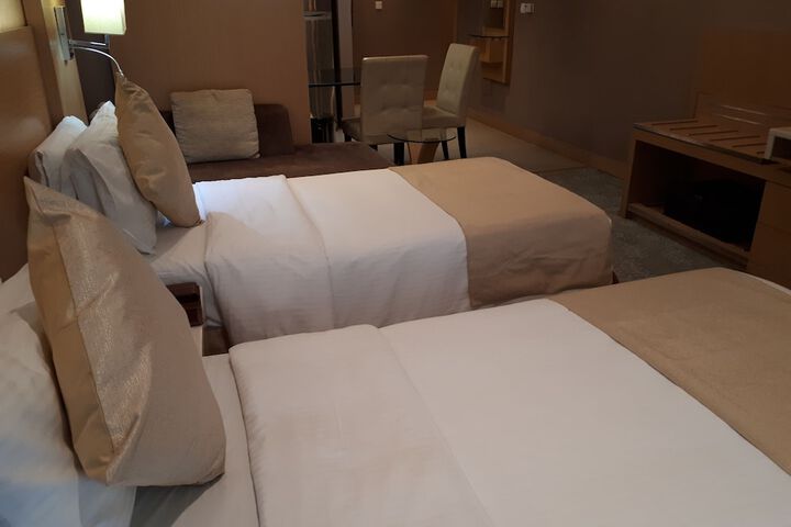 Room 10 of 99