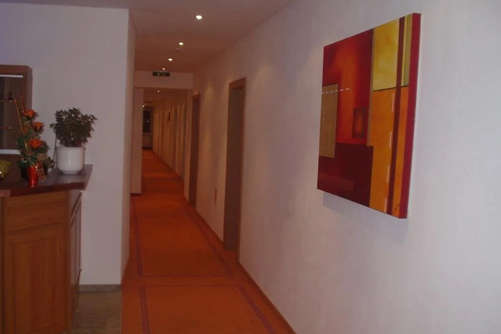 Room 6 of 8