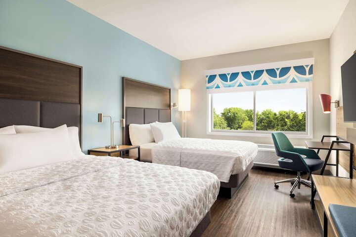 2 Queen Beds with Walk in Shower (2 of 4)