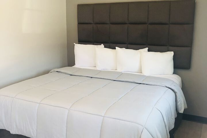Single Room Accessible (3 of 4)