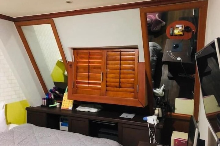 Room 13 of 34