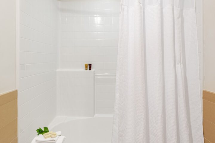 Deep soaking bathtub