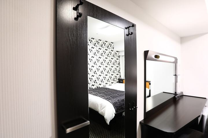 Room 8 of 65
