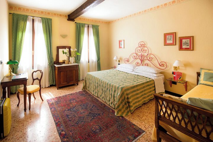 Room 7 of 18