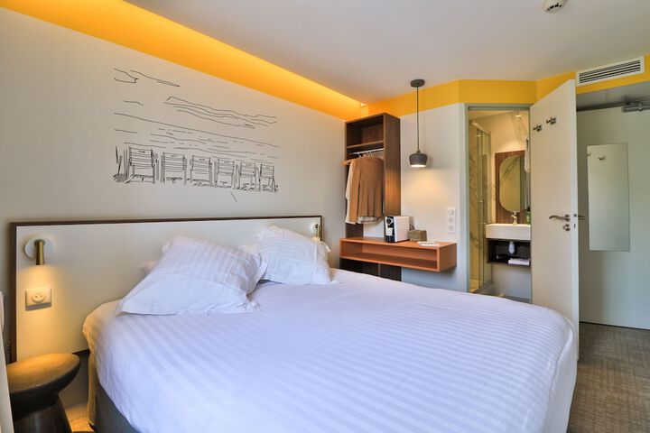 Room 6 of 80