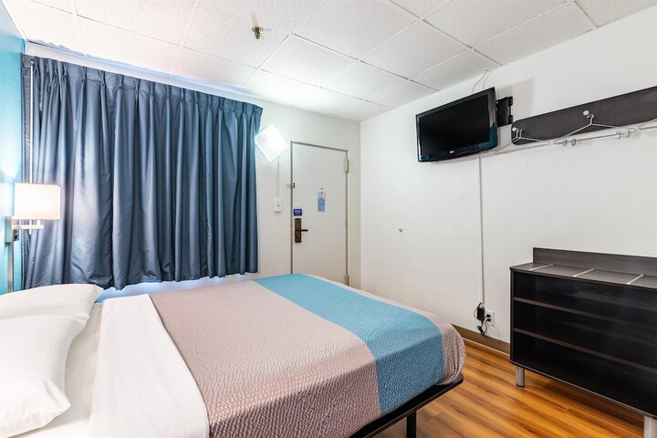 1 Queen Bed (1 of 16)