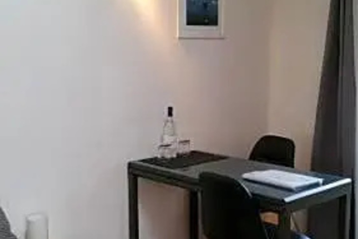 Room 6 of 16