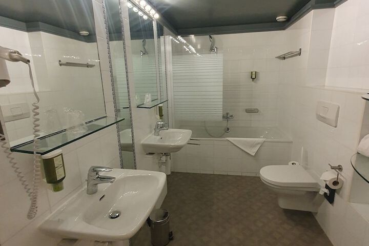 Room 32 of 52