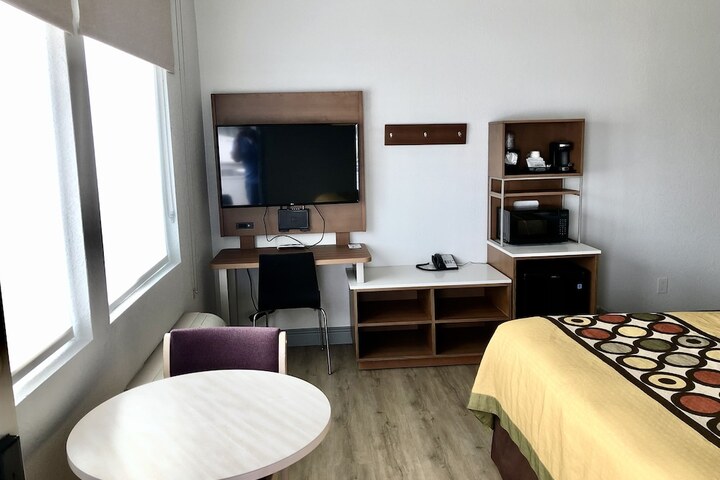 1 King Bed (2 of 23)