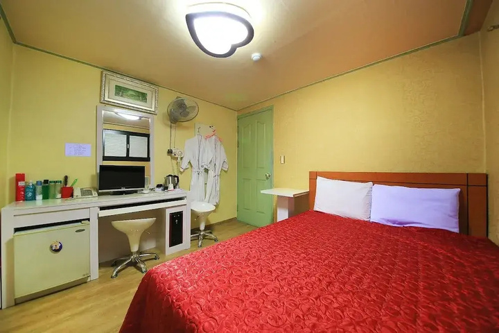 Room 8 of 13