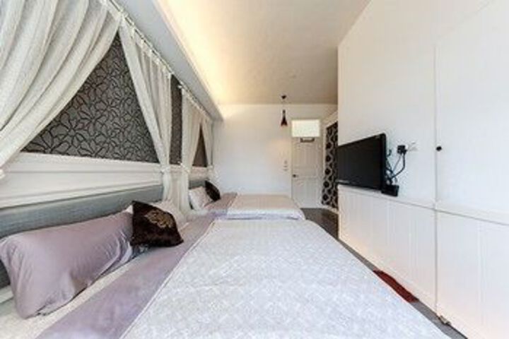 Room 11 of 19