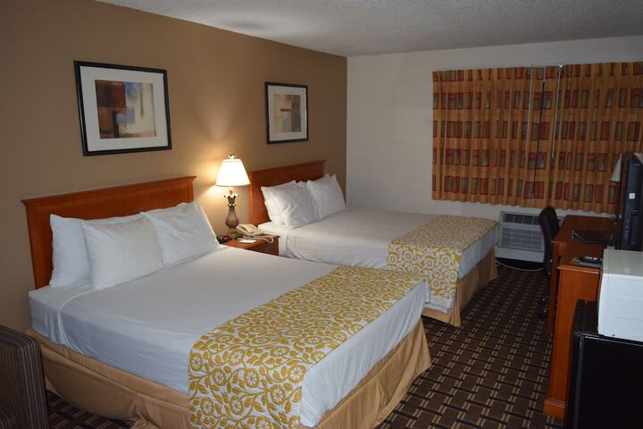 1 Queen Bed No Elevator (3 of 33)