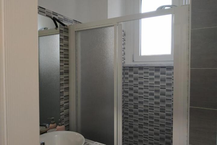 Room 4 of 9